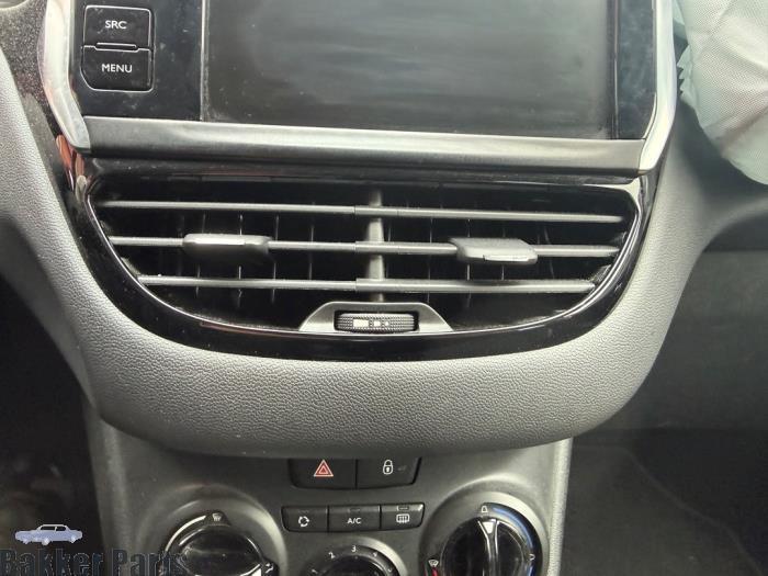 Grille aération tableau de bord d'un Peugeot 208, -, -, 3 mois de garantie, Utilisé