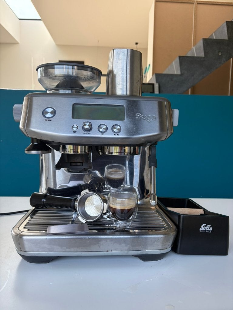 Sage The Barista Pro - SES878 BSS, Machine à espresso, Réservoir d'eau amovible, Café en grains, 1 tasse