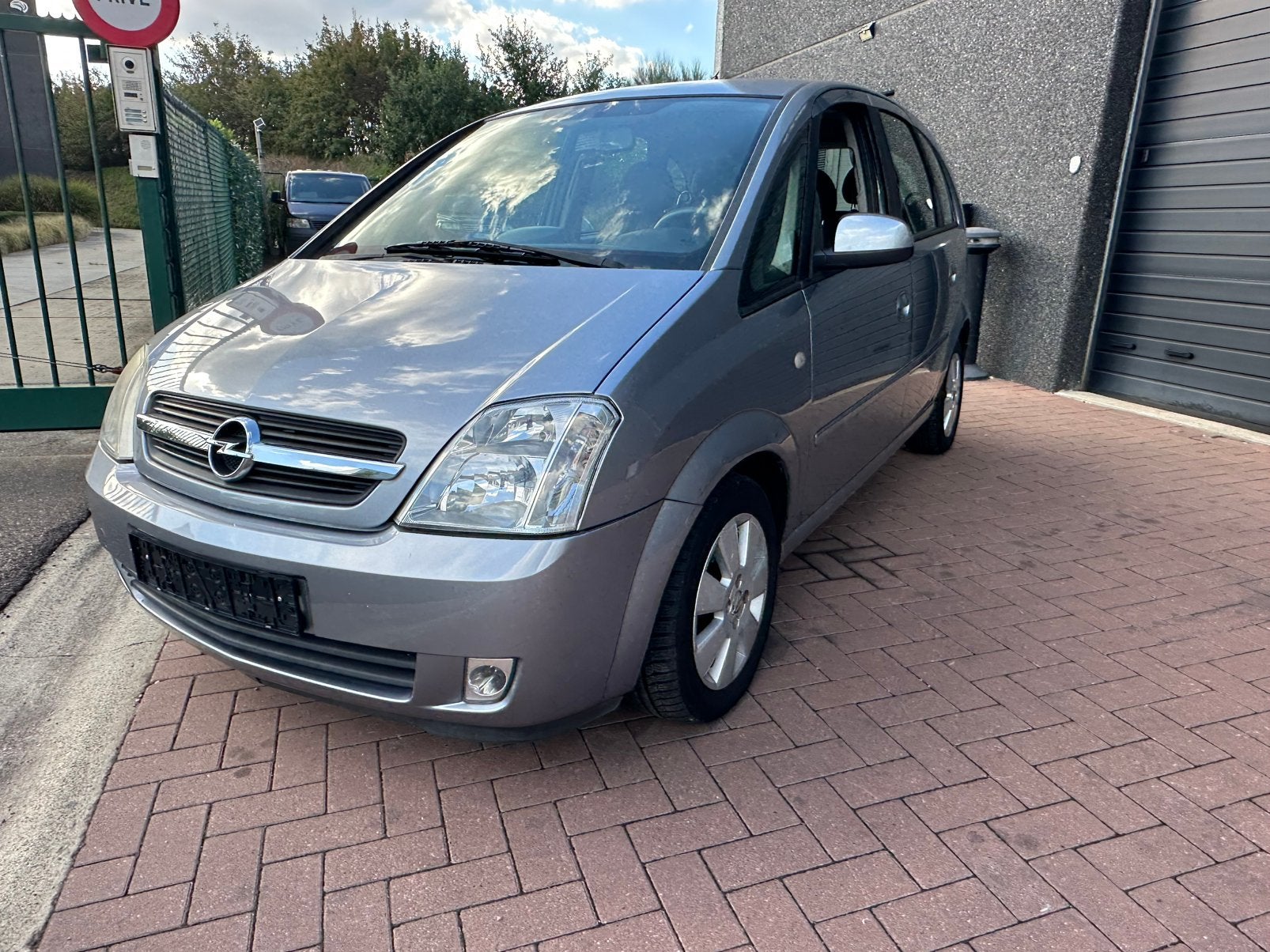 Opel Meriva benzine €4 met airco & CarPlay, Autos, Argent ou Gris, Entreprise, Carnet d'entretien, 5 portes