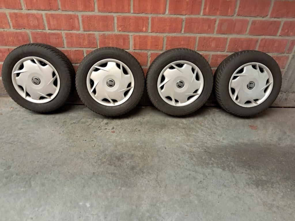 Jantes acier 6jx15x25 volvo avec enjoliveur et pneu neige, Autos : Pièces & Accessoires, 15 pouces, Pneus et Jantes, Pneus hiver
