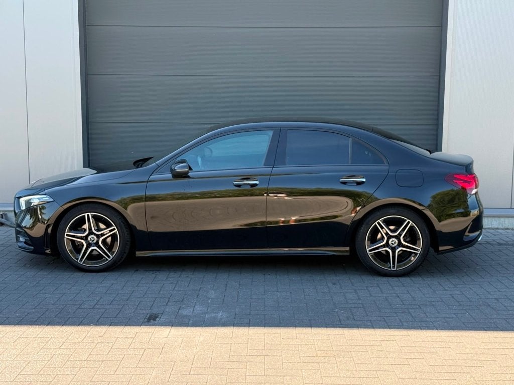 Mercedes-Benz A180 berline AMG automaat, Auto's, Mercedes-Benz, 4 cilinders, Alcantara, Zwart, Parkeersensor