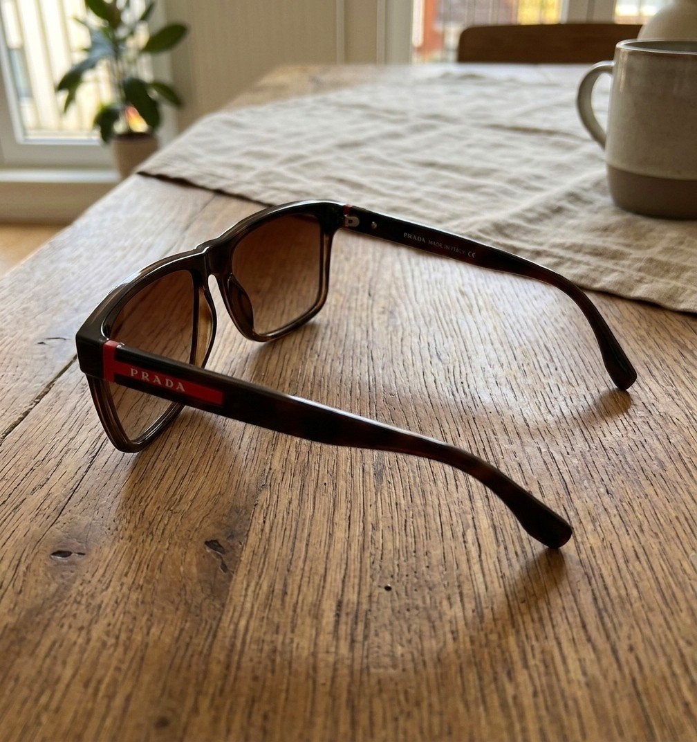 Lunettes de soleil Prada pour hommes — Polarisées/Nouveautés, Neuf, Autres marques, Enlèvement ou Envoi, Brun
