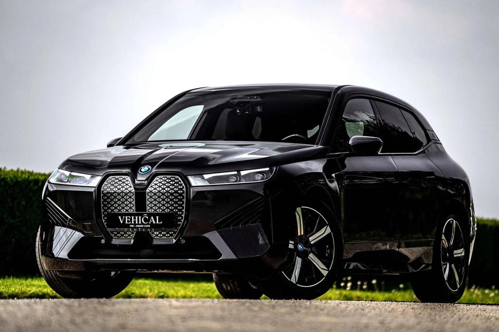 BMW iX xDrive40 M SPORT |PANO|MASSAGE|SOFTCLOSE|TREKHAAK|360, Auto's, BMW, Automaat, Zwart, 326 pk, IX