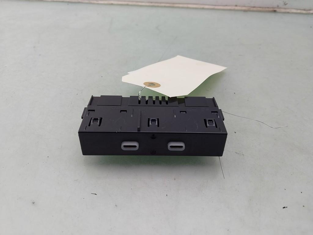 AUX/USB POORT Octavia Combi (NXAC) (|657035736|657035736A|), Auto-onderdelen, Dhr. J. Ham, Gebruikt, Administratie@autoham.nl