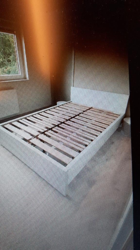 Lit 2 personnes avec sommier et 2 tables de nuit osier, Maison & Meubles, Chambre à coucher | Lits, Comme neuf, 140 cm, 200 cm