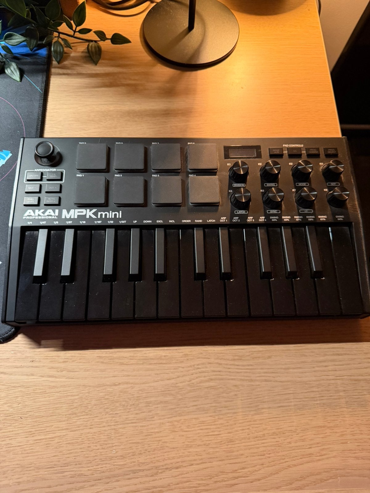 Akai mpc mini mk3 midi controller, Muziek en Instrumenten, Midi-apparatuur, Ophalen, Zo goed als nieuw