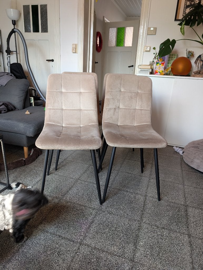 Eetkamerstoelen suède beige, Huis en Inrichting, Ophalen, Overige kleuren, Zo goed als nieuw, Vier