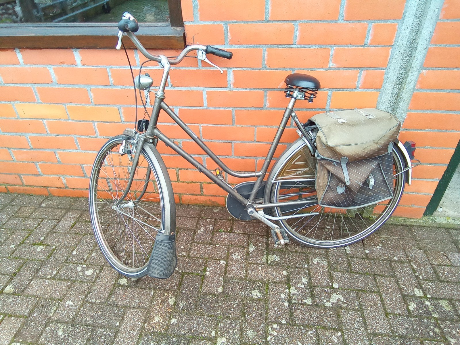 Damesfiets met nieuwe banden uit inboedel 25 e vaste prijs, Fietsen en Brommers, Ophalen