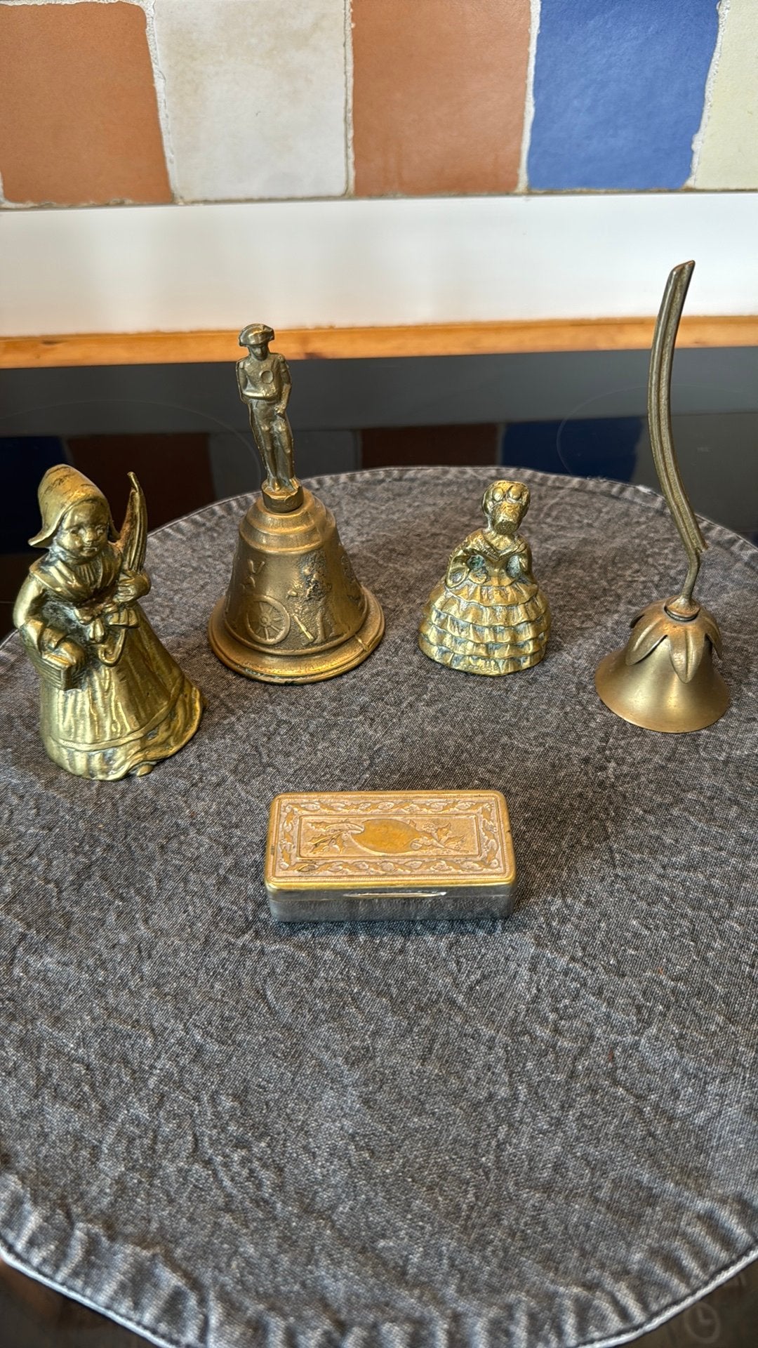Prachtige lot van 4 vintage messing handbellen & doosje, Antiquités & Art, Enlèvement ou Envoi