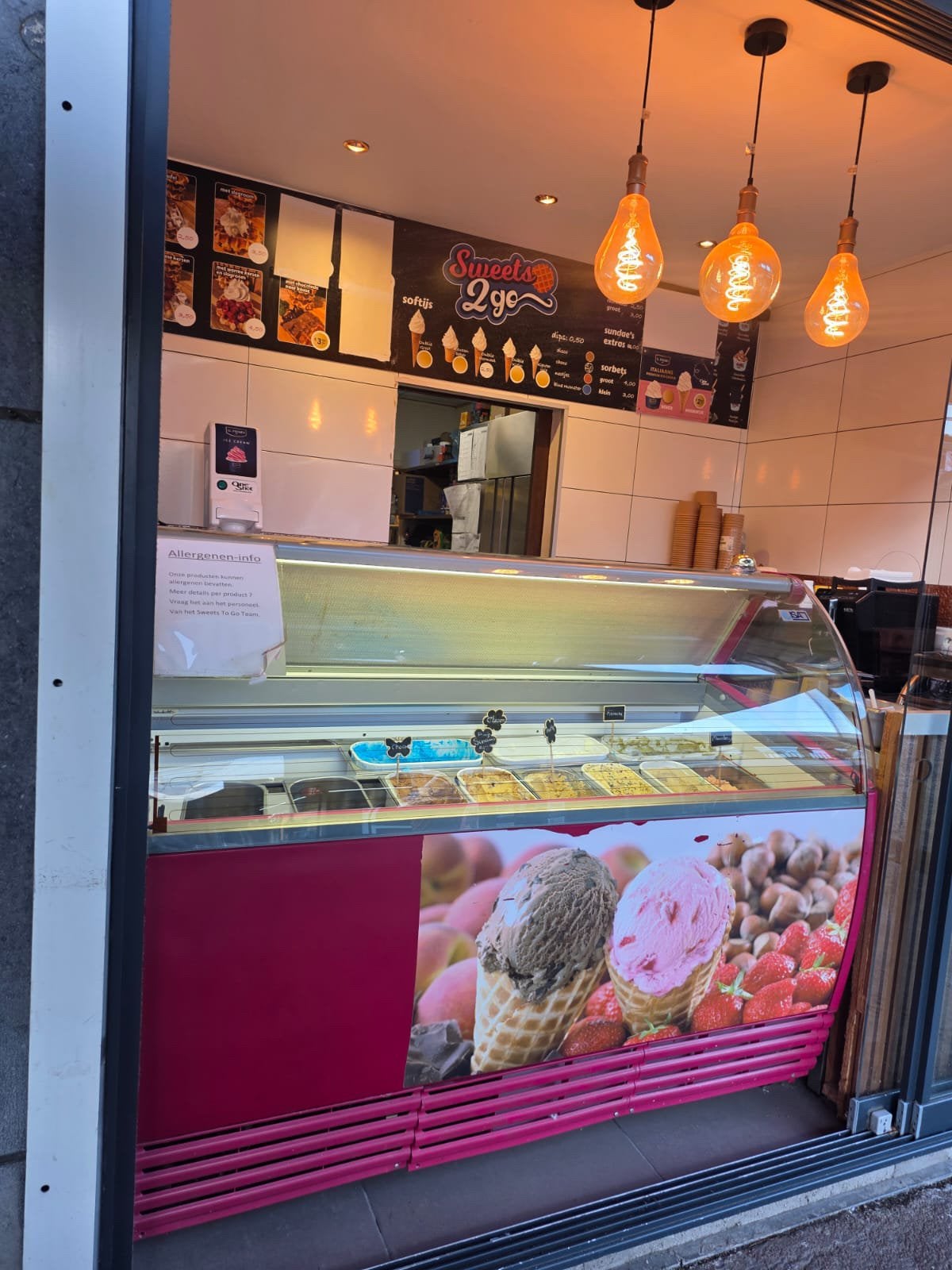 Complete horeca-inventaris voor ijssalon of wafelzaak, Ophalen, Gebruikt