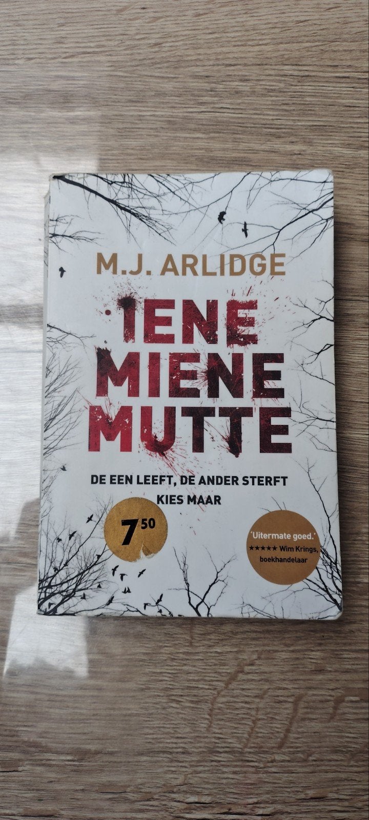 Iene miene mutte M.J. Arlidge, Boeken, Ophalen