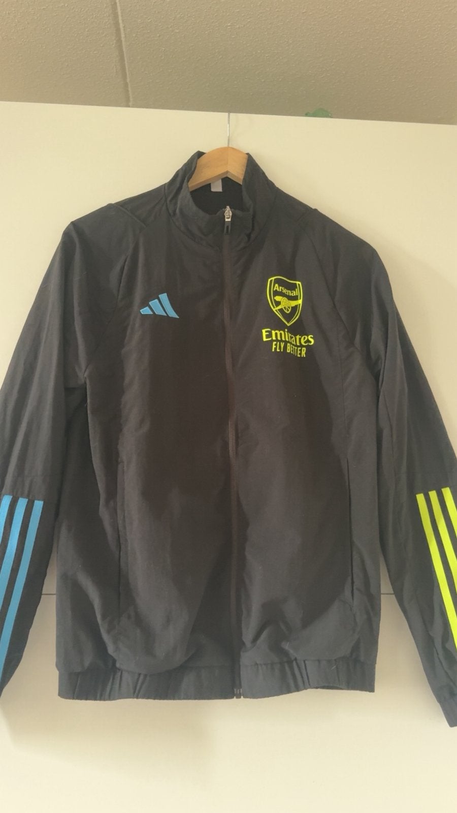 Arsenal-jack — fluorescerende gele en lichtblauwe logo's, Kleding | Heren, Sportkleding, Zo goed als nieuw, Blauw, Ophalen of Verzenden