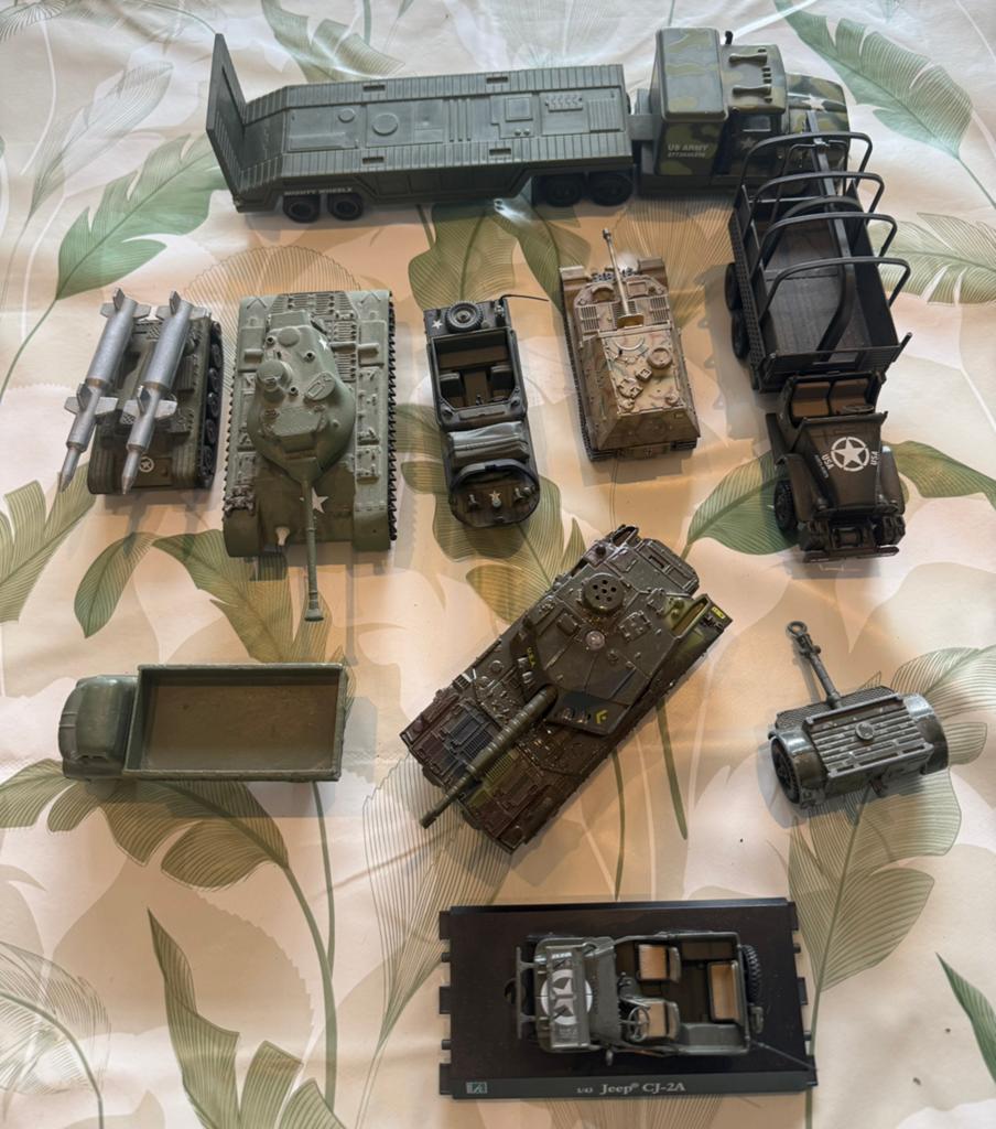 10 Miltaire miniatuur voertuigen (solido, victoria ea), Hobby en Vrije tijd, Modelauto's | 1:50, Ophalen of Verzenden, Gebruikt