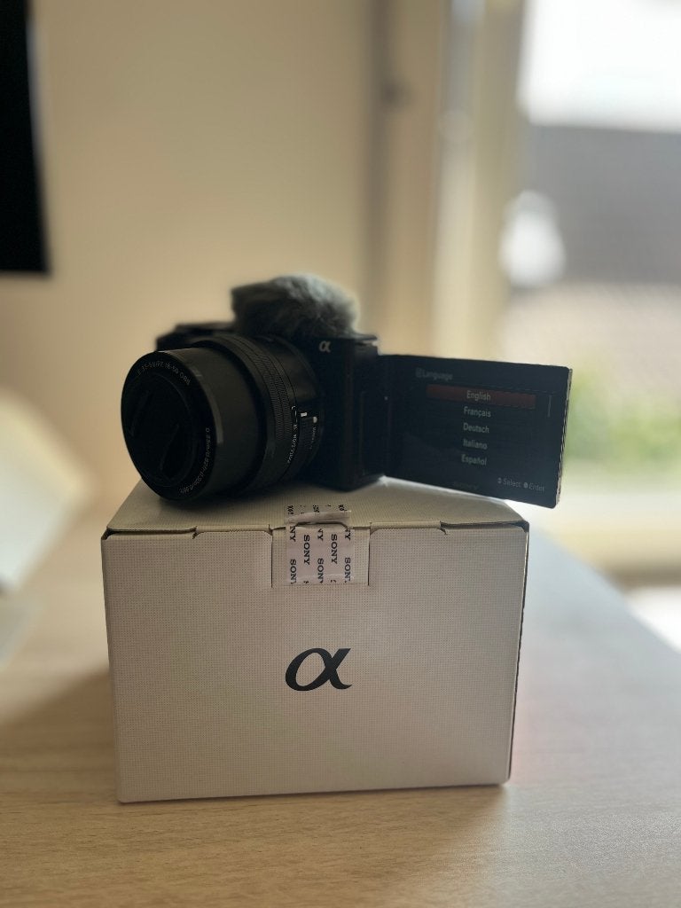 Sony ZV-E10 + 16-50mm kitlens, als nieuw, 30 kliks, volledig, Audio, Tv en Foto, Fotocamera's Digitaal, Ophalen of Verzenden, Zo goed als nieuw