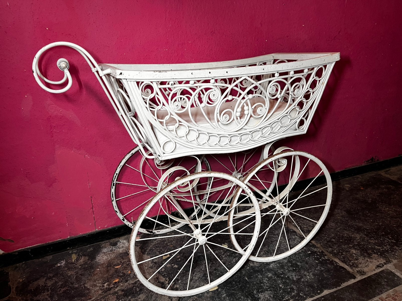 Landau ancien en fer forgé blanc – Style Vintage, Enlèvement