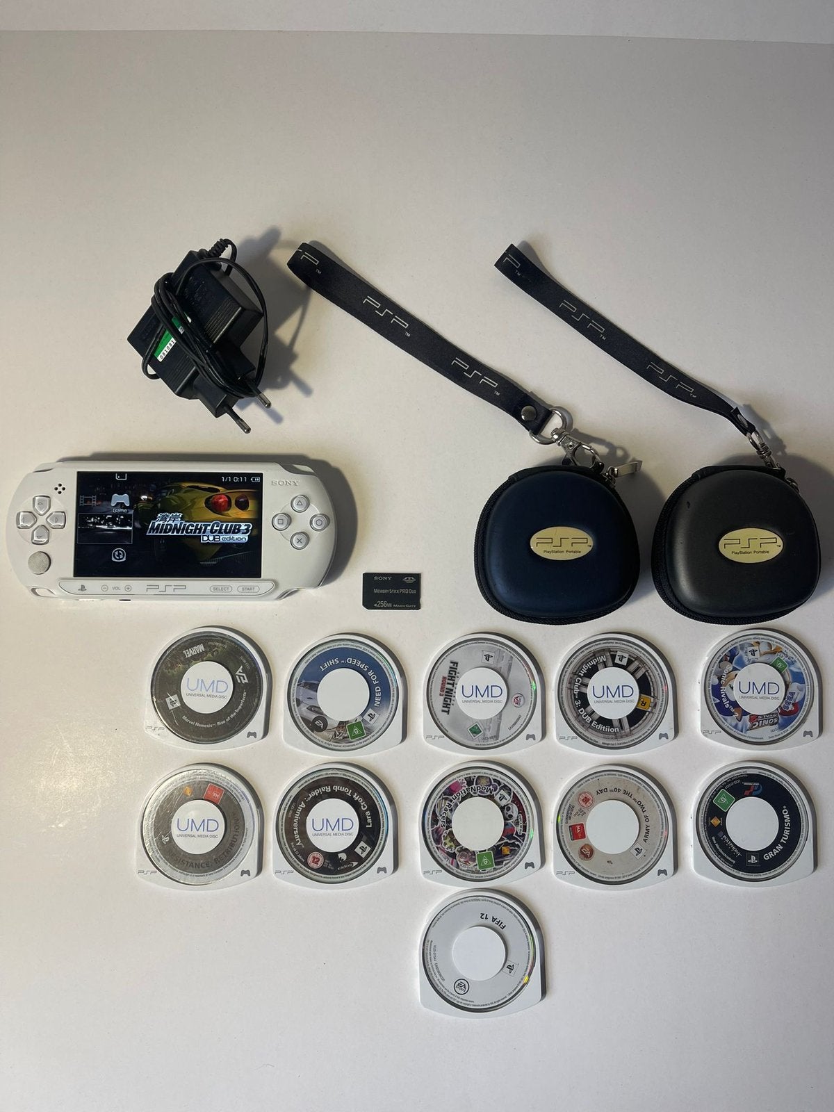 PSP Wit + 11 Games + 2 Cases + Memory Card, Games en Spelcomputers, Met games, Wit, Ophalen of Verzenden, Zo goed als nieuw
