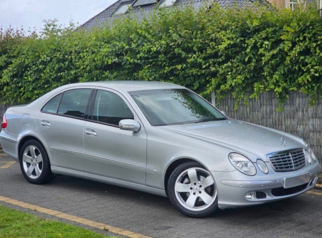 Mercedes-Benz E220 CDI bouwjaar 2004 - 270.000 km Comfortabl, Auto's, 4 cilinders, Parkeersensor, Overige kleuren, 5 deurs