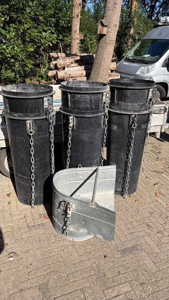 Puinstortkokers 8 stuks met kettingen en invoertrechter, Enlèvement, Utilisé