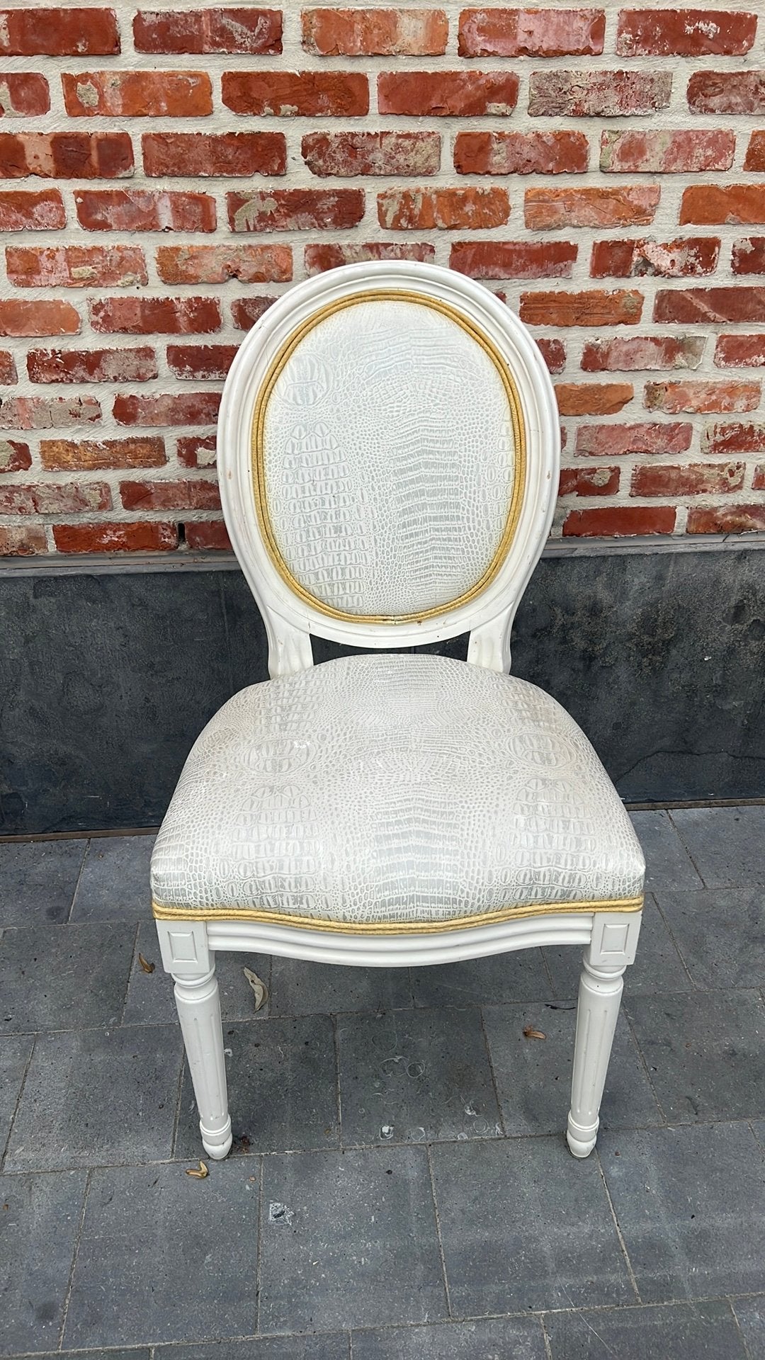 Medaillon stoel wit met krokodillen leer print en goud, Enlèvement