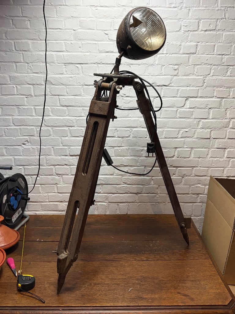 Unieke Industriële Statieflamp – Vintage Landmeter Tripod m, Ongemerkt, Enlèvement ou Envoi, Moins de 100 cm, Verre