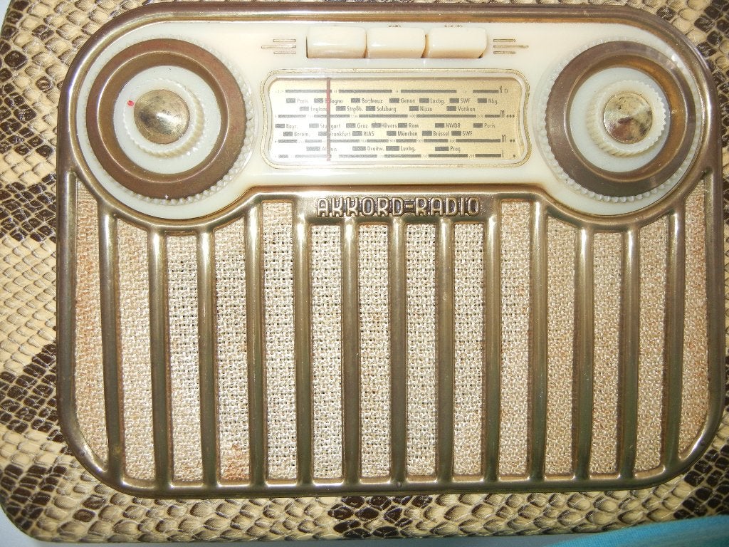 RADIO DRAAGBAAR IN SLANGVEL AKKORD .BIEDEN AUB, Antiquités & Art, Enlèvement ou Envoi