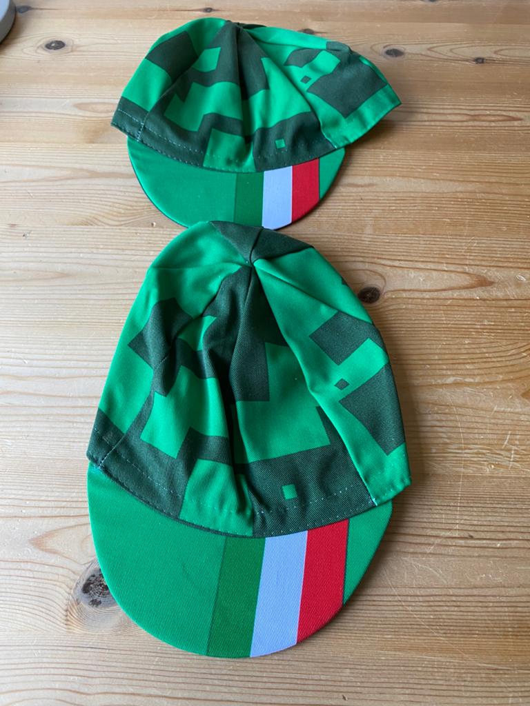 2 groene wielerpetten met Italiaanse vlag, Ophalen, Nieuw, Overige typen