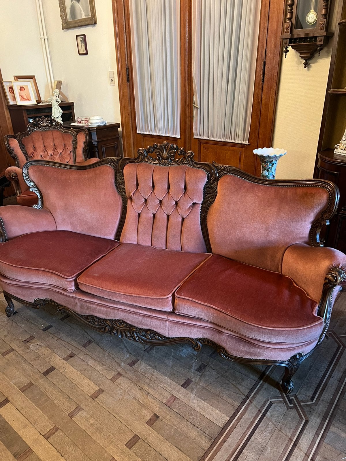 Koninklijke Louis XV lounge zetel en stoelen in suede, Huis en Inrichting, Ophalen, Gebruikt, Stof, Driepersoons