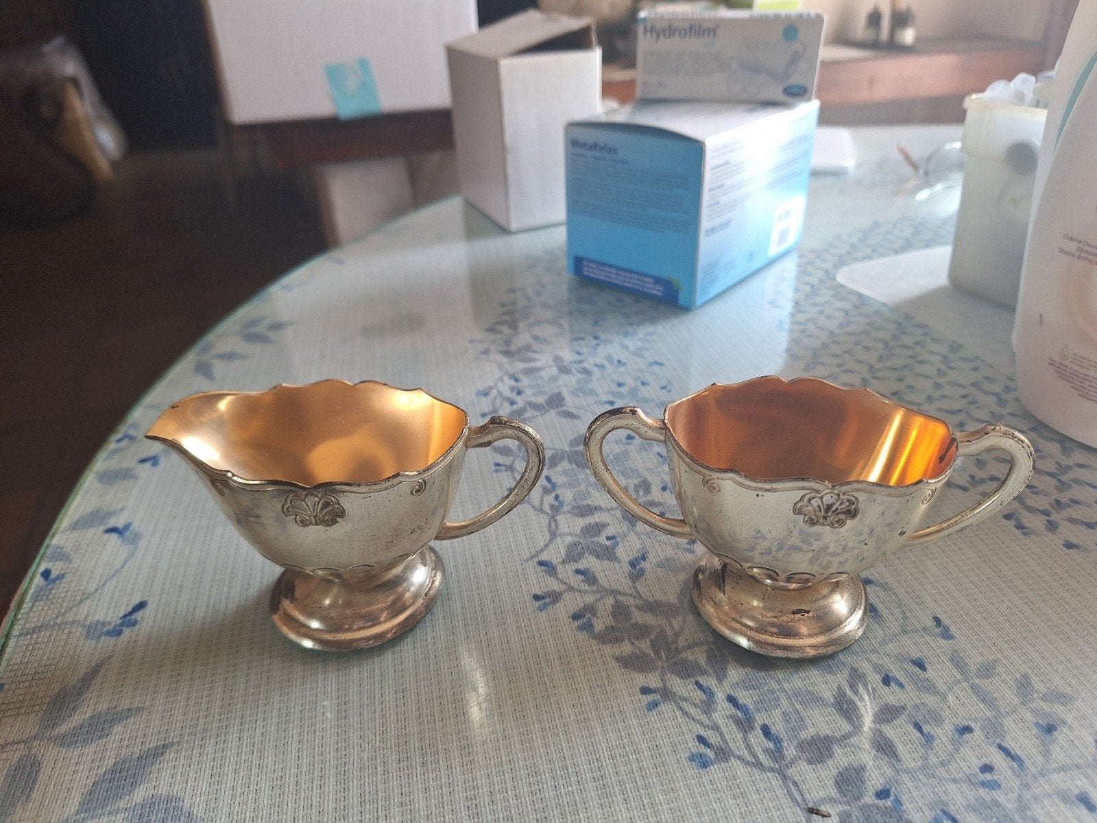 Verzilverde melkpot en suikerpot, Ophalen