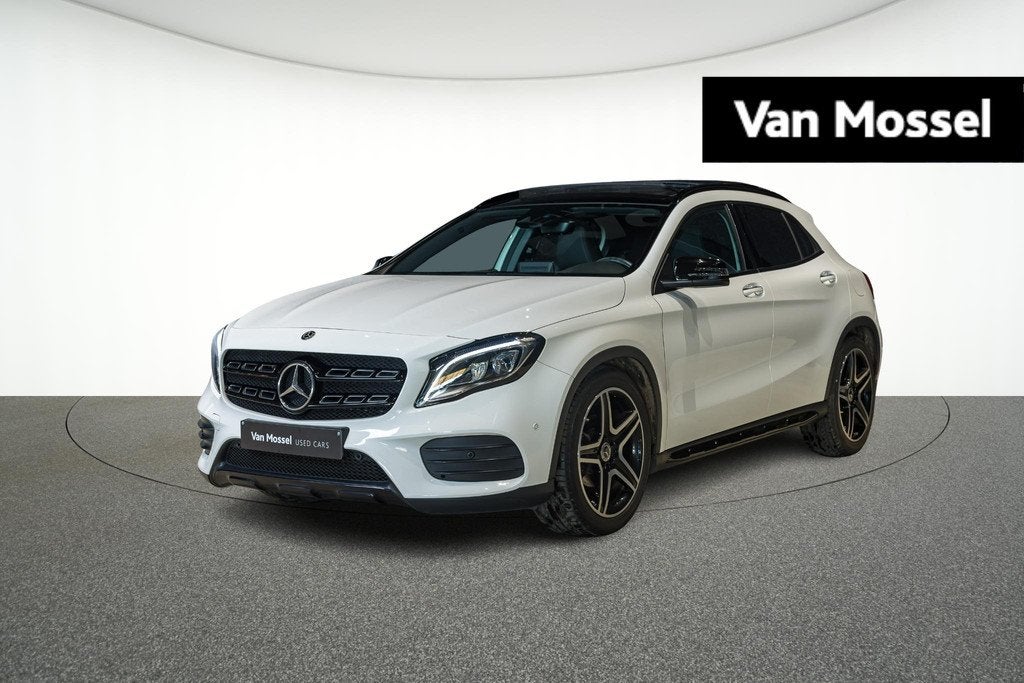 Mercedes-Benz GLA 180 AMG Line + PANORAMISCH DAK + CARPLAY +, Gebruikt, Zwart, 4 cilinders, 700 kg