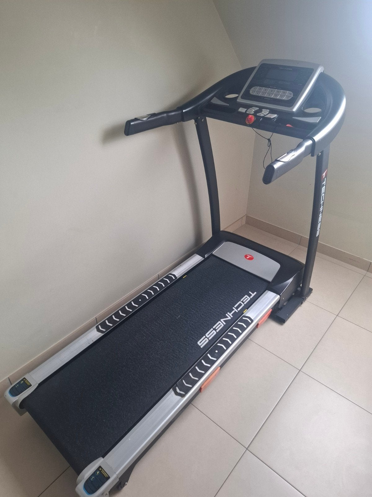 Tapis de course Techness pliable – 16 km/h – Inclinaison, Sports & Fitness, Enlèvement, Utilisé, Tapis de fitness