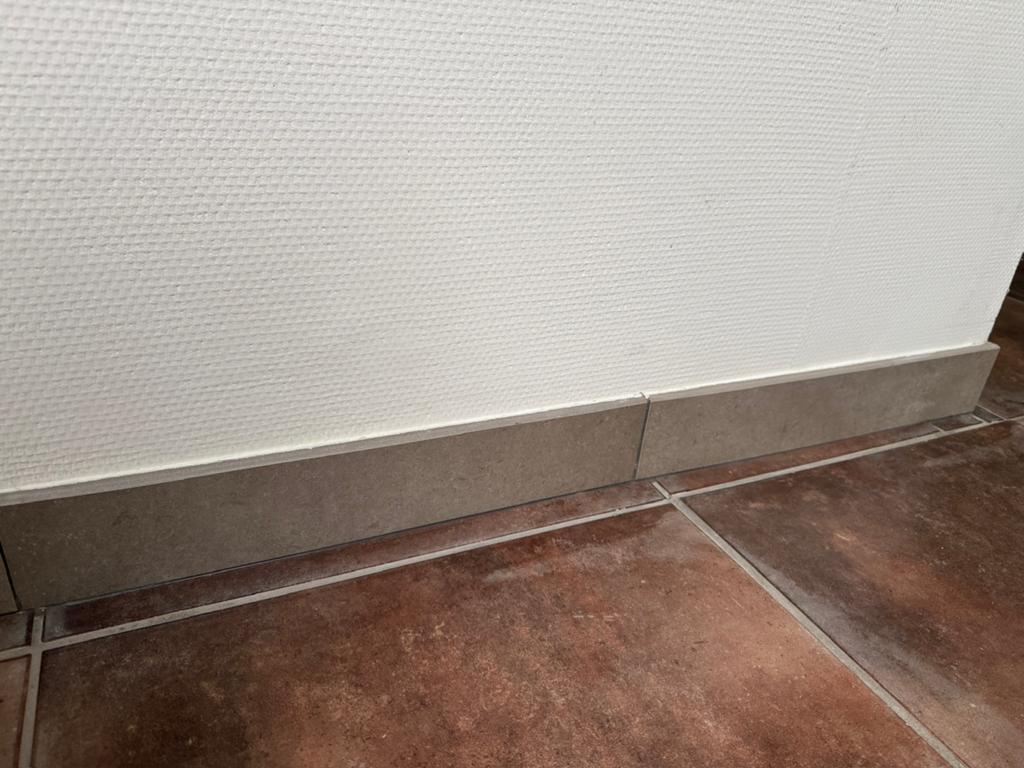 Grijsbruine plinten 9cm x 49,4cm - 80 lopende meter, Ophalen, Zo goed als nieuw, Plinten