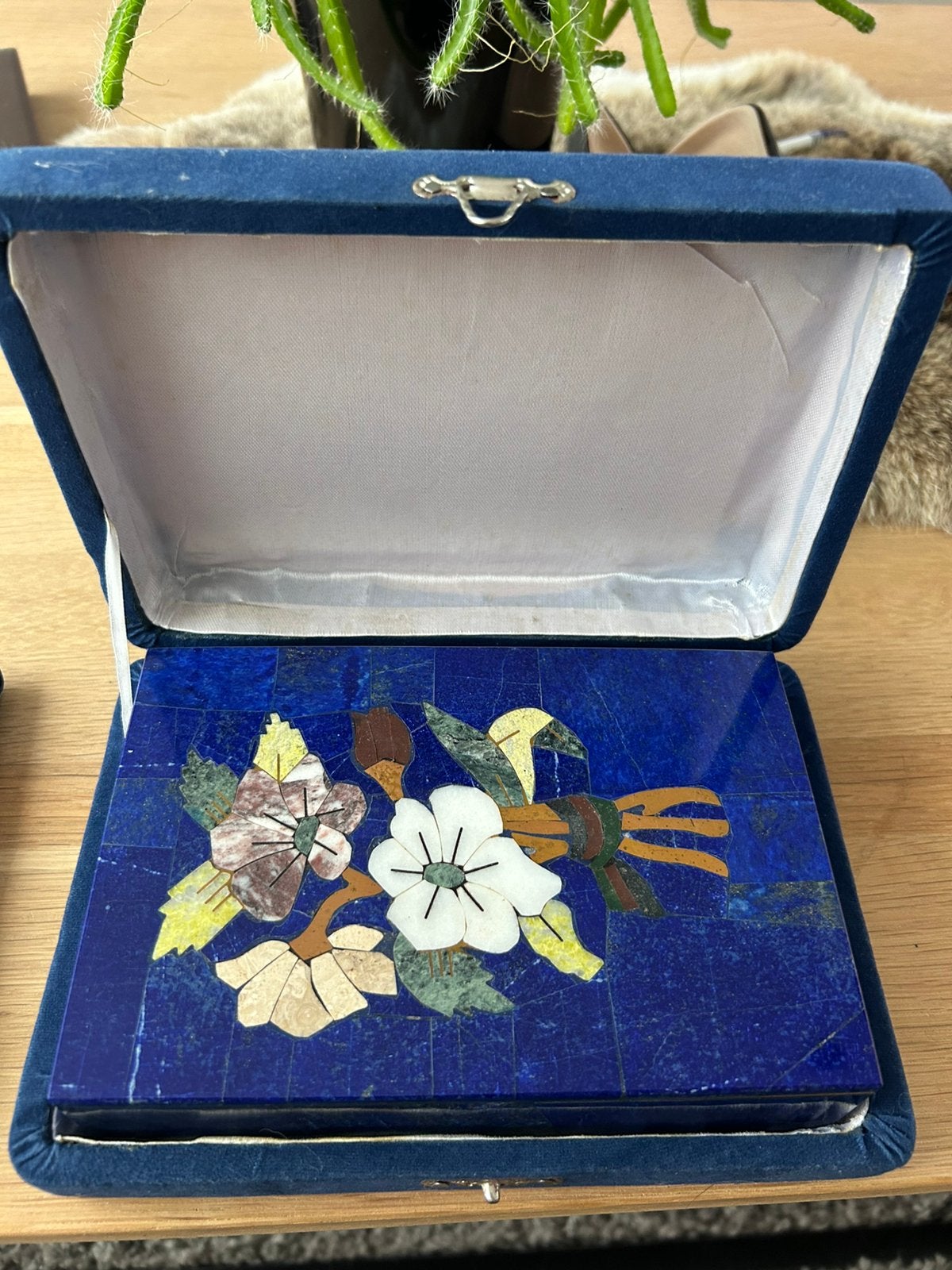 Boîte à bijoux en lapis-lazulli, Enlèvement