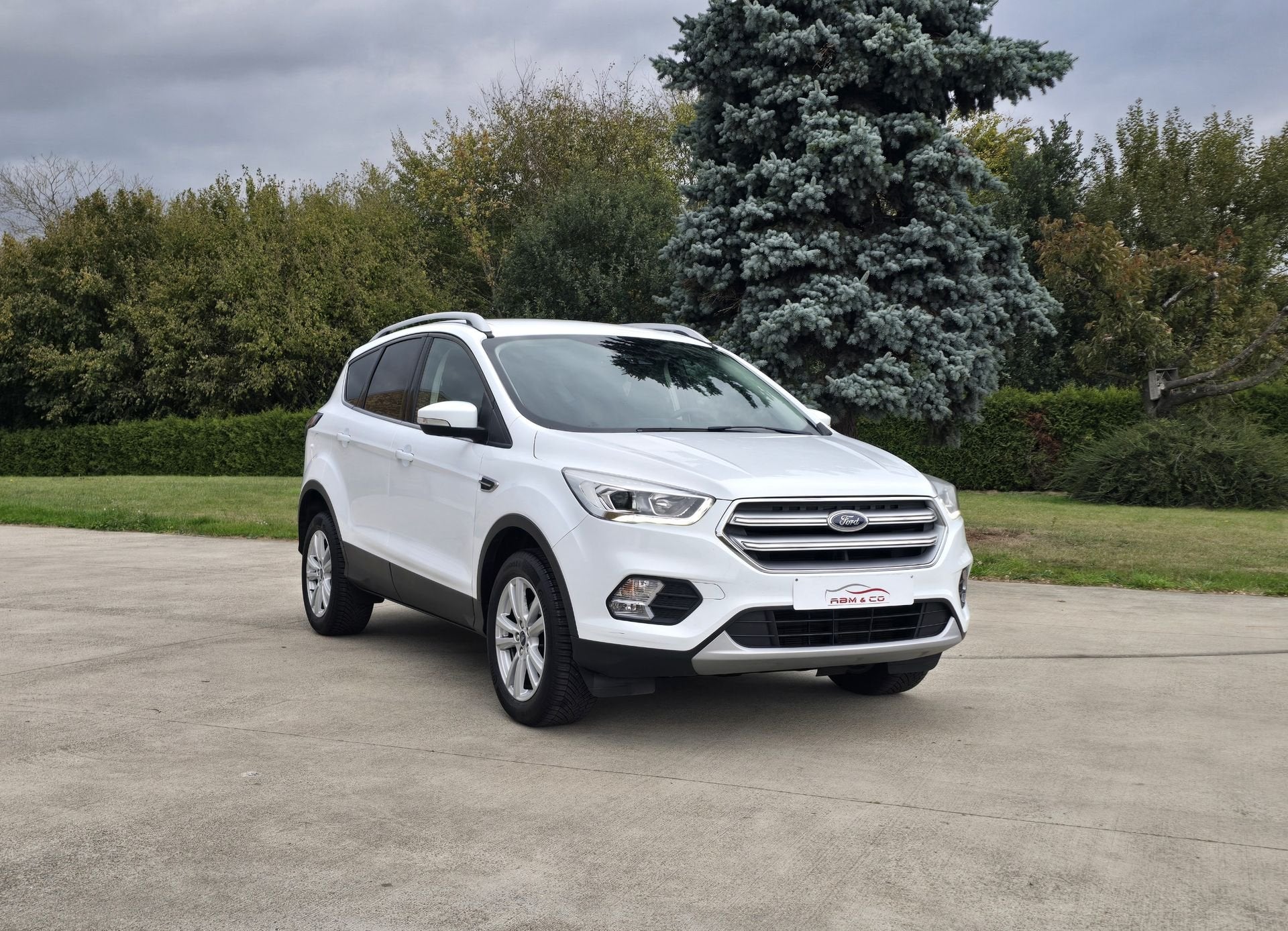 Ford Kuga 1.5i EcoB. 110 kw * 1er Prop - 66.000 KM * GAR 12M, Voorwielaandrijving, Stof, Wit, Bedrijf