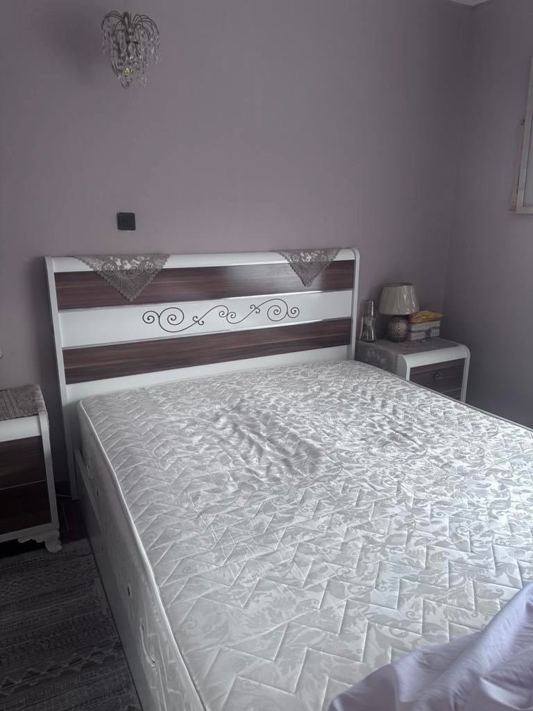 Een bed van 2 persoon+ een matras voor 1persoon, Ophalen, Gebruikt