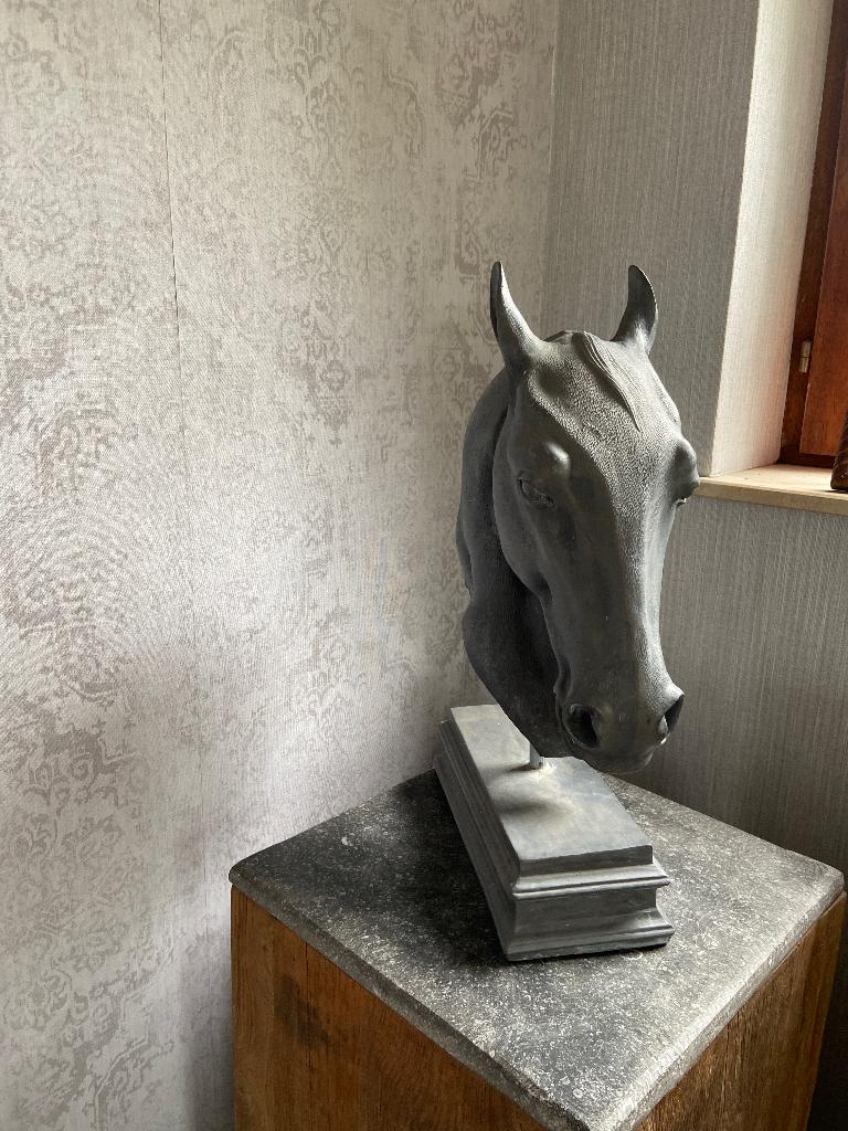 Beeld paardenhoofd op sokkel, Antiek en Kunst, Ophalen, Overige onderwerpen, Weerbestendig, 20 - 50 cm