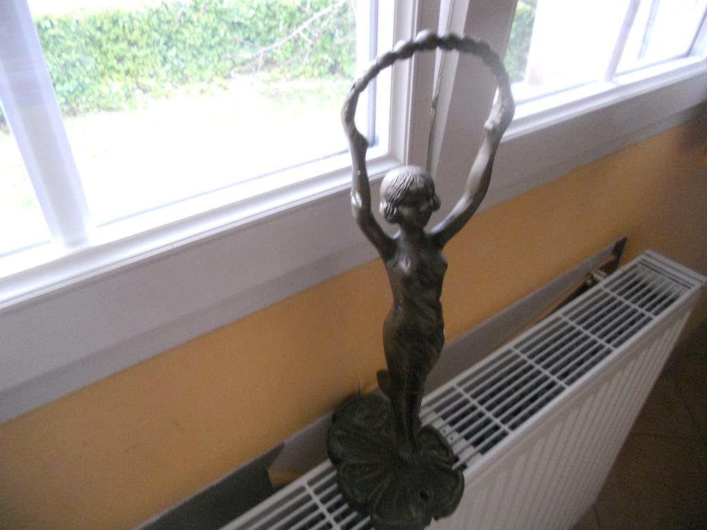 Femme en bronze 40 cm environ poids 2.5 kil, Antiquités & Art, Enlèvement, Bronze
