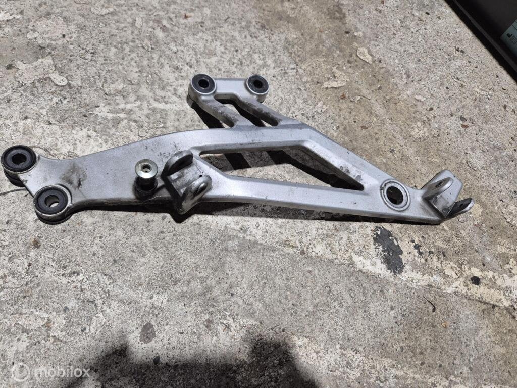 Voetsteun bracket steun Monster 600 620 750 900 S4 links, Gebruikt, Factorystore.service@ducati.com, Ophalen of Verzenden, Via Antonio Cavalieri Ducati, 74/5, 74/6, 40132 Bologna BO