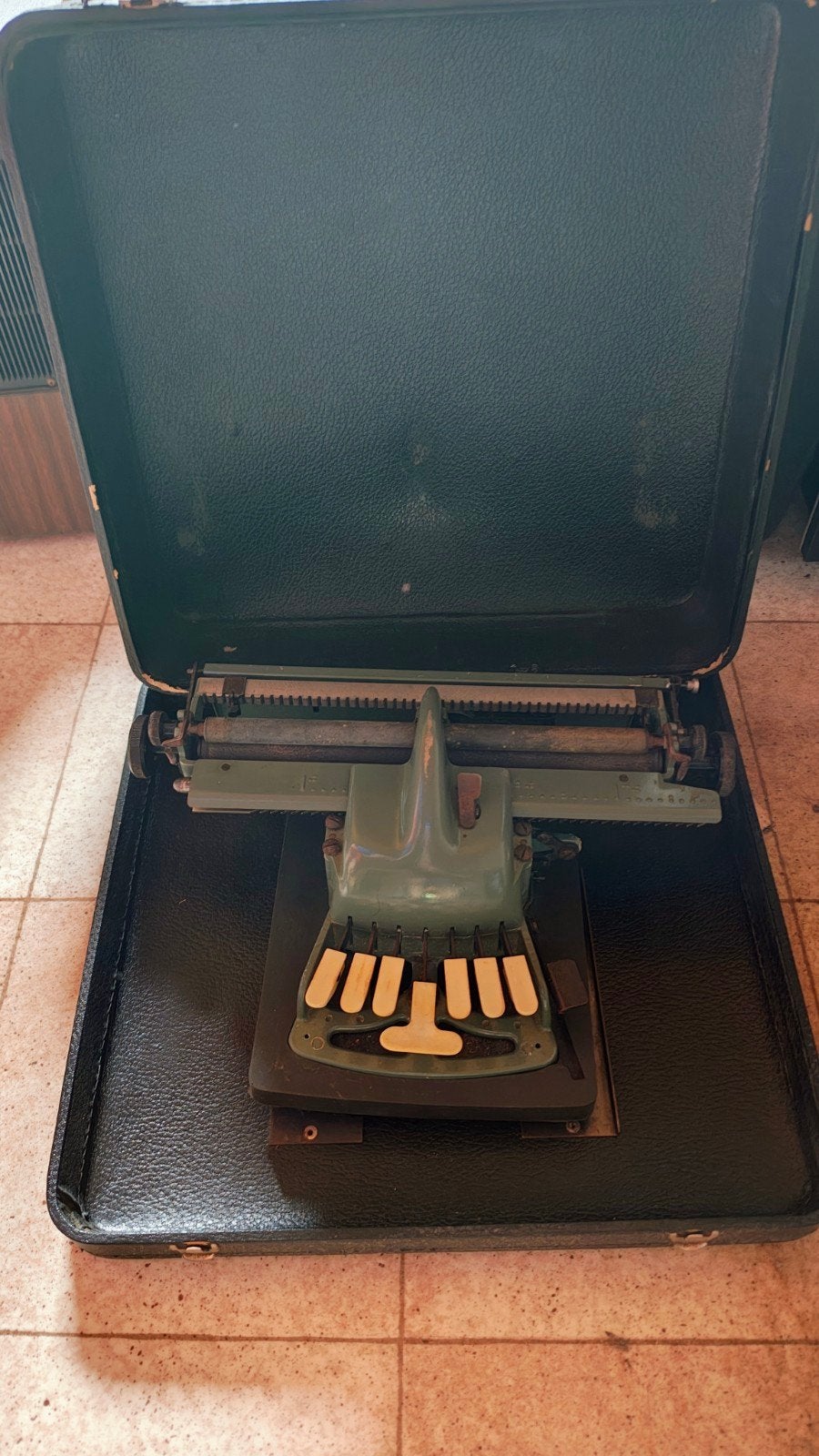 Antieke braille typemachine, Ophalen