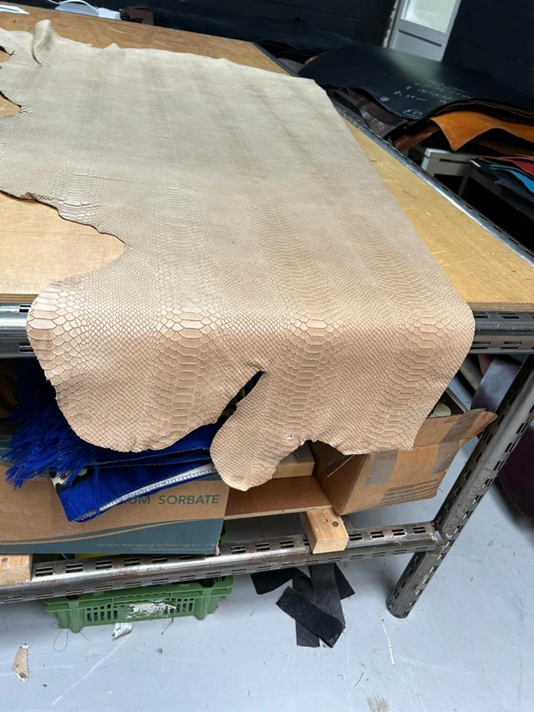 Beige kleur Italiaanse halve huid met slang print A320, Enlèvement ou Envoi, Comme neuf, Beige