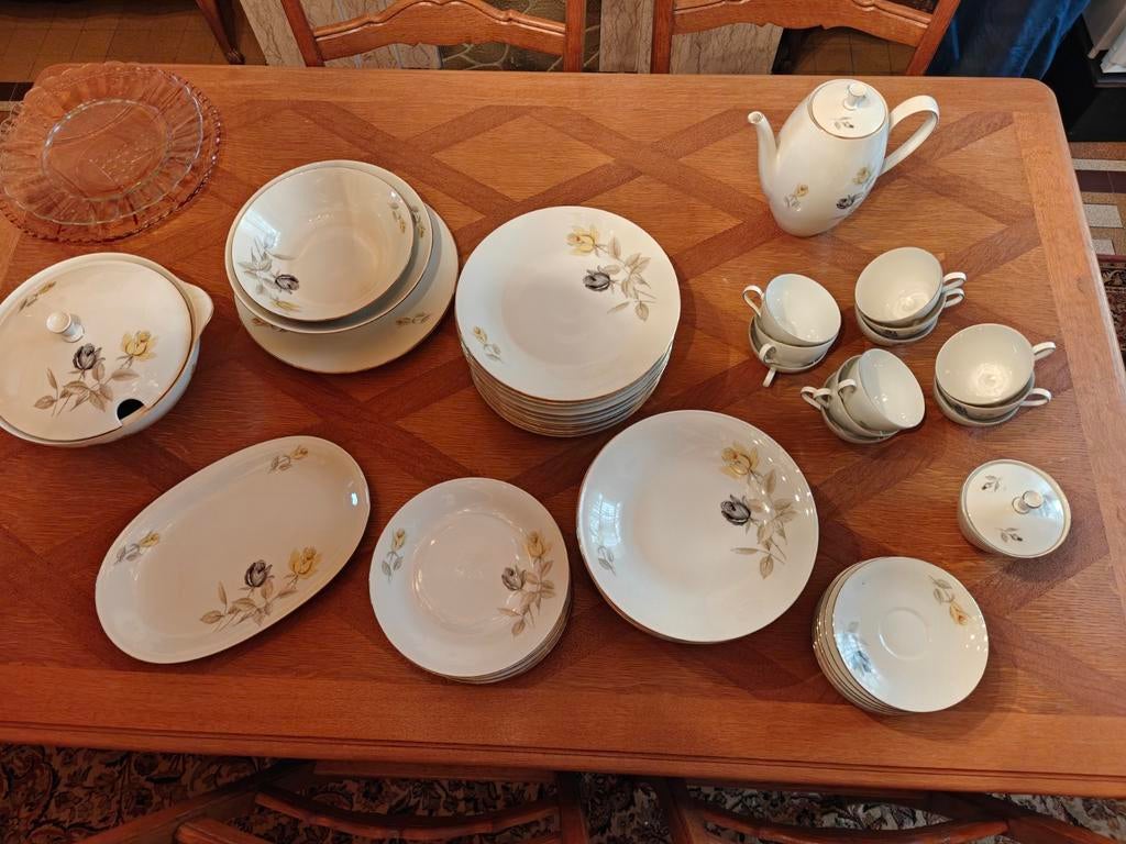 Volledig antieken servies met bloemen, Ophalen