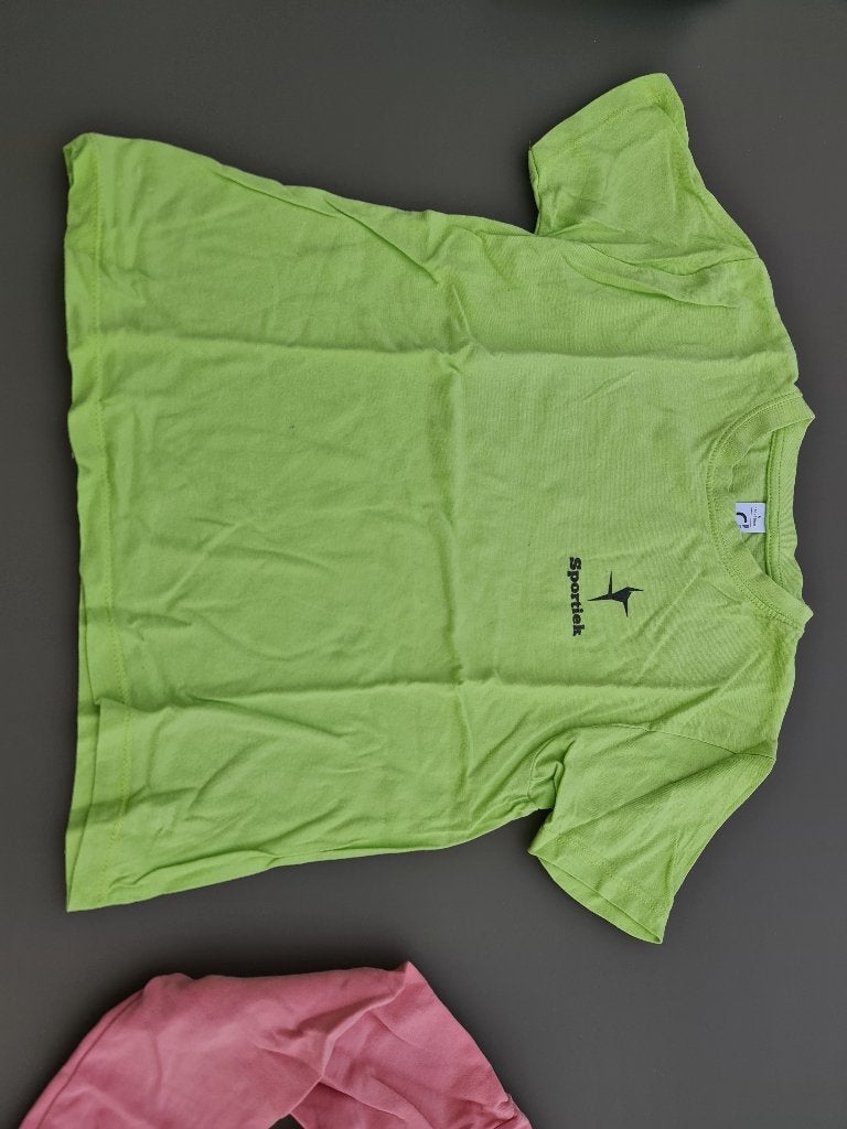 groene t-shirt sportief, 116, Enfants & Bébés, Vêtements enfant | Taille 116, Enlèvement, Comme neuf