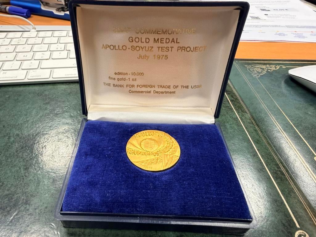 MÉDAILLE COMMÉMORATIVE APOLLO SOYOUZ OR 22 CARATS, Timbres & Monnaies, Monnaies | Europe | Monnaies euro, Or, Enlèvement