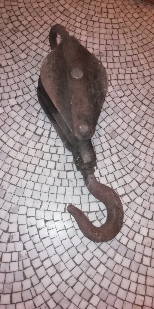 oude katrol in ijzer, Enlèvement