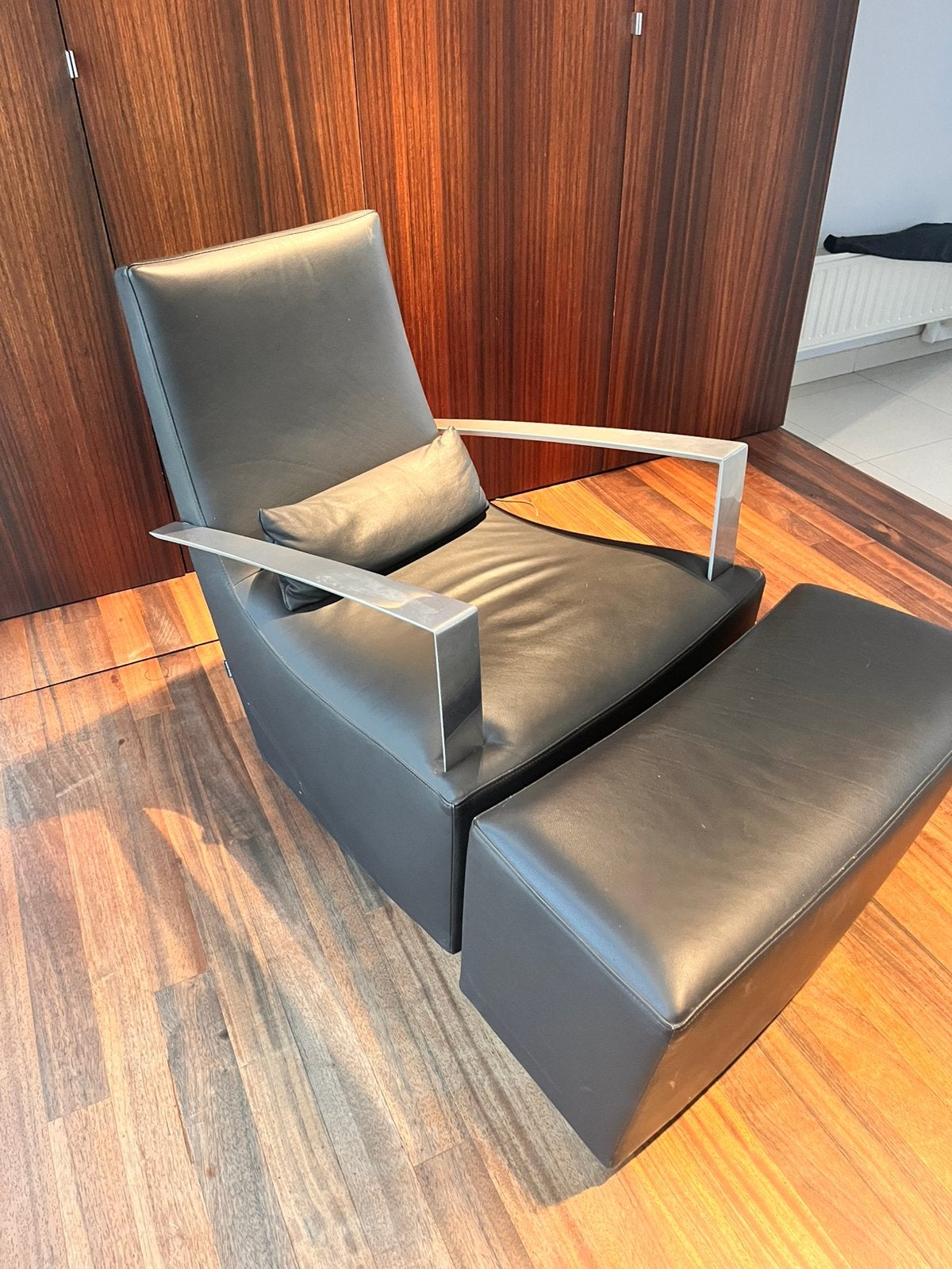 Ligne Roset Neo Lounge Chair met voetenbank – zwart leder, Ophalen, Gebruikt, Design, 50 tot 75 cm