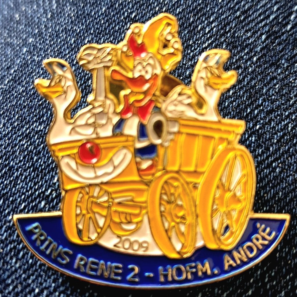 Pin Carnival Prince René 2 & Hofm. André, Collections, Enlèvement ou Envoi, Comme neuf, Autres sujets/thèmes, Insigne ou Pin's
