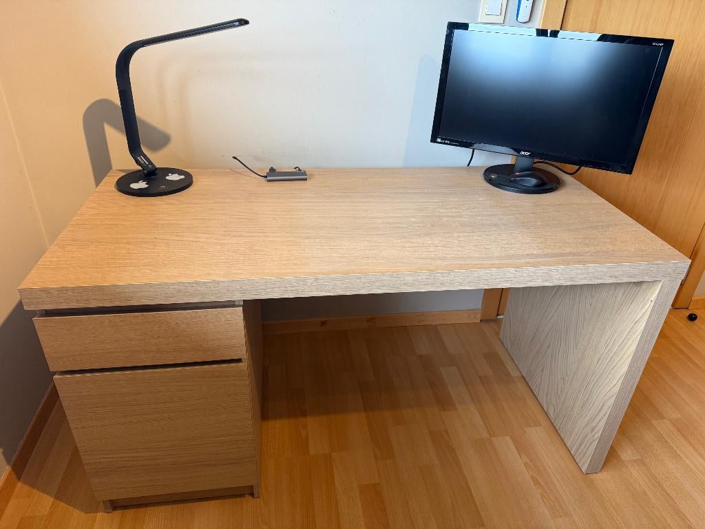 IKEA MALM bureau in eikenfineer (140x65 cm), Huis en Inrichting, Ophalen, Kabelgoot, Zo goed als nieuw, IKEA