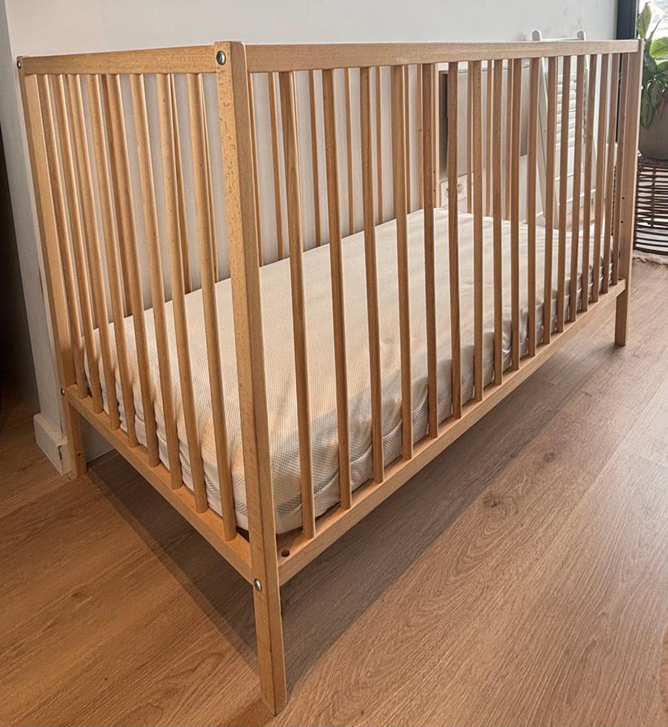 Babybedje + AeroSleep matras (60 x 120) + 2 hoeslakens (wit), Kinderen en Baby's, Ophalen, Gebruikt