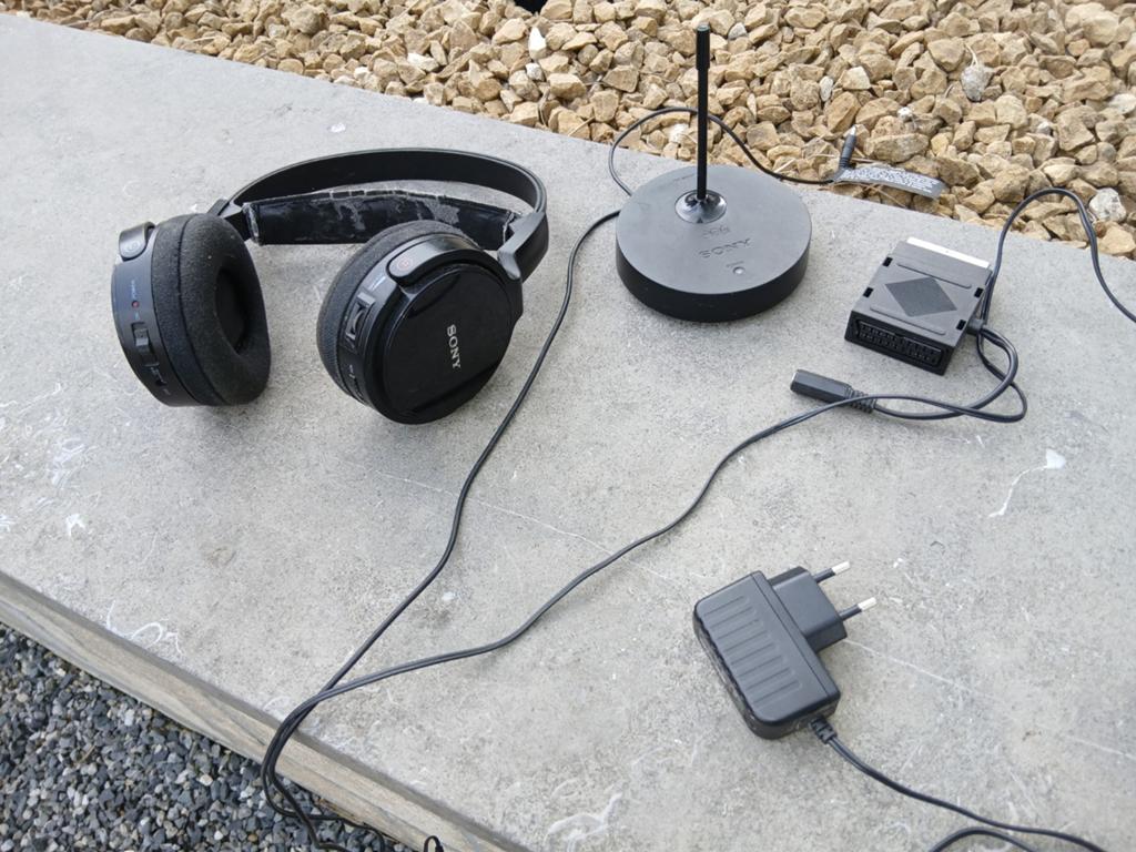 Casque audio Sony non filaire utilisé sur un téléviseur, Computers en Software, Headsets, Ophalen, Gebruikt, Draadloos, Volumeregelaar