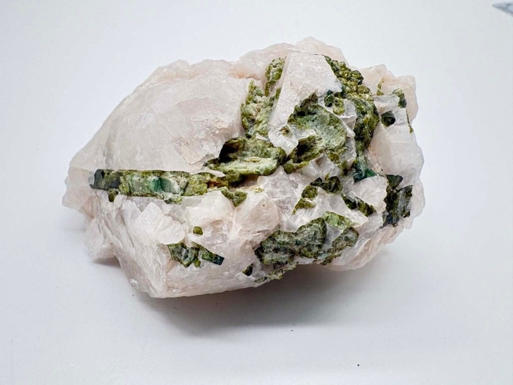 Quartz Matrix Groene Toermalijn 232g, Ophalen of Verzenden, Mineraal