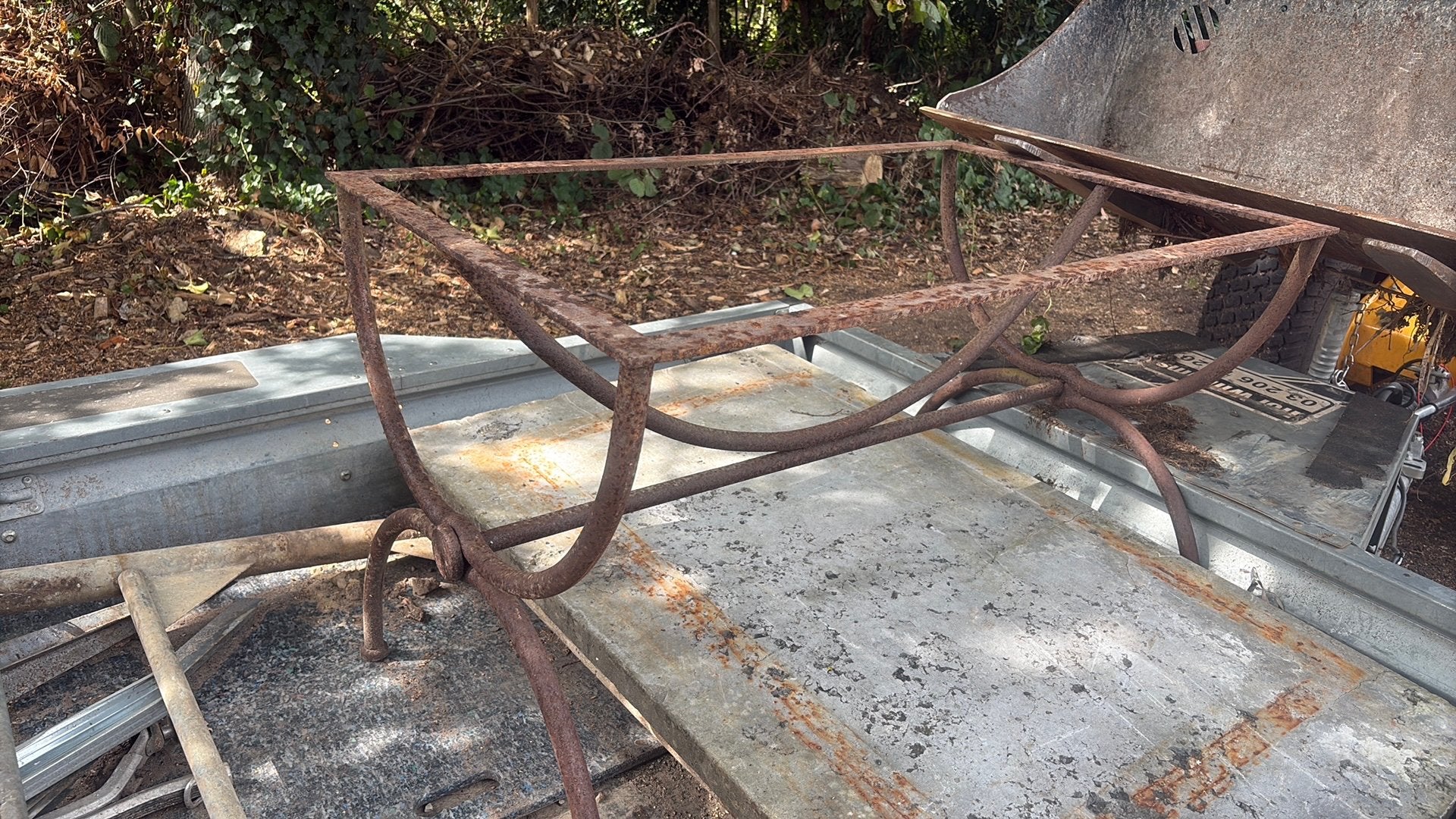 Buiten tafel met metalen onderstel, Ophalen, Gebruikt